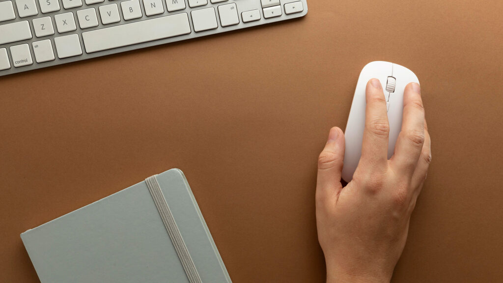 Hand on computer mouse. Image by Freepik.