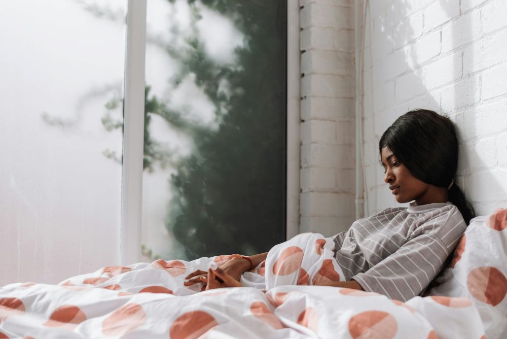 Pensive girl lying on a bed - Anete Lusina for Pexels.com