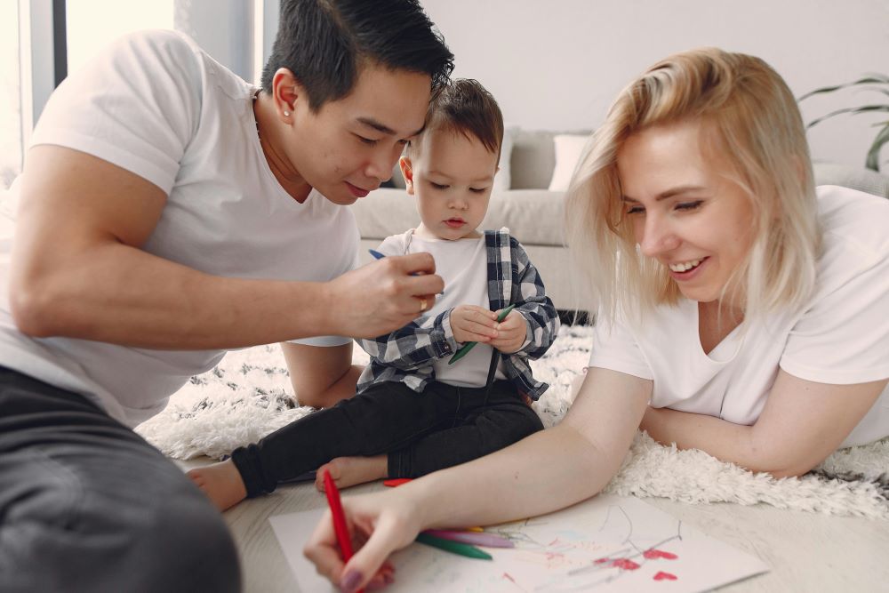 Parents playing with baby on the floor - Gustavo Fring for Pexels.com