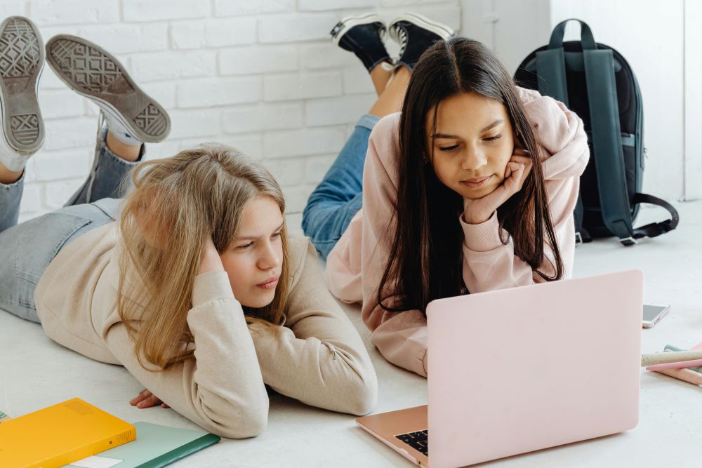 two girls looking at a laptop - Karolina Grabowska for Pexels.com